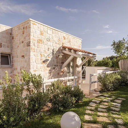 Relais Il Trullo Della Rupe 4* أوستوني